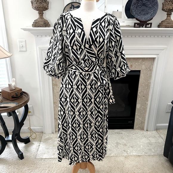 Banana Republic Black and White Geometric Dress - Picture 2 of 13